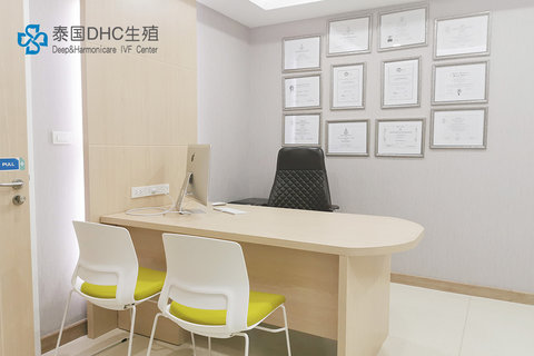 DHC的年齡逆襲檔案：從67歲準爸爸到34歲“時光膠囊”